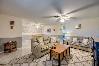 909 SE 46th Ln, Unit 909 SE 46th Ln Unit 202 in Cape Coral, FL - Foto de edificio - Building Photo