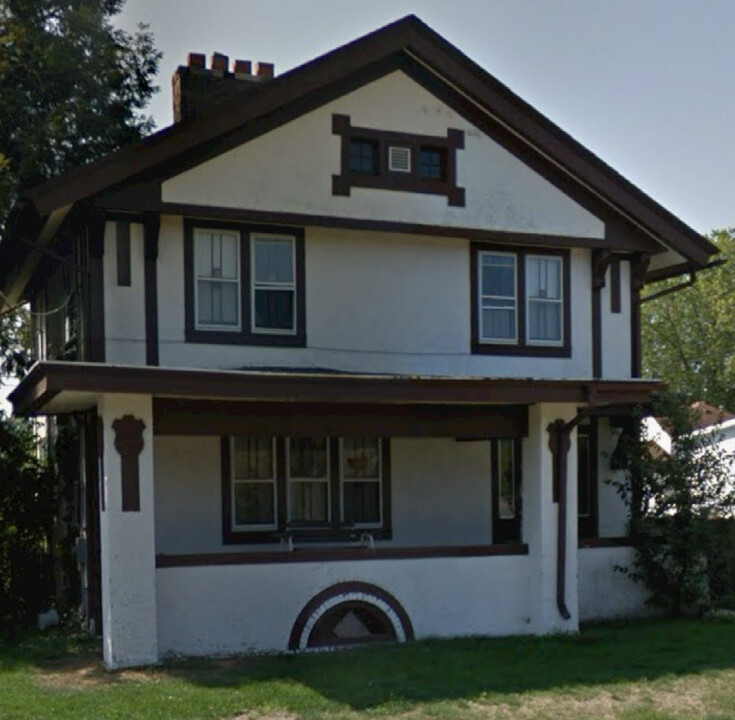 617 W Pleasant St in Freeport, IL - Foto de edificio