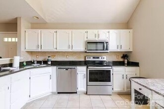 8263 Southgate Commons Dr in Charlotte, NC - Building Photo - Building Photo