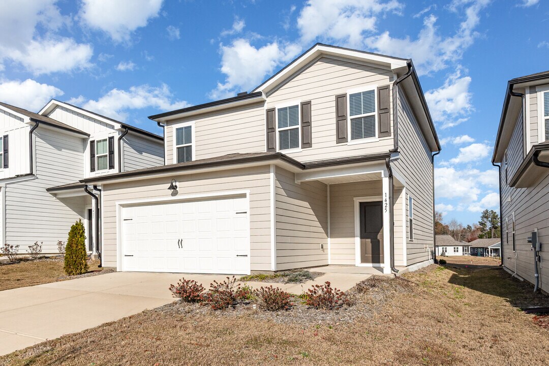 1425 Rhodes Pond St in Wendell, NC - Foto de edificio