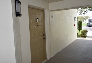 3188 Lake Pine Way S in Tarpon Springs, FL - Building Photo - Building Photo