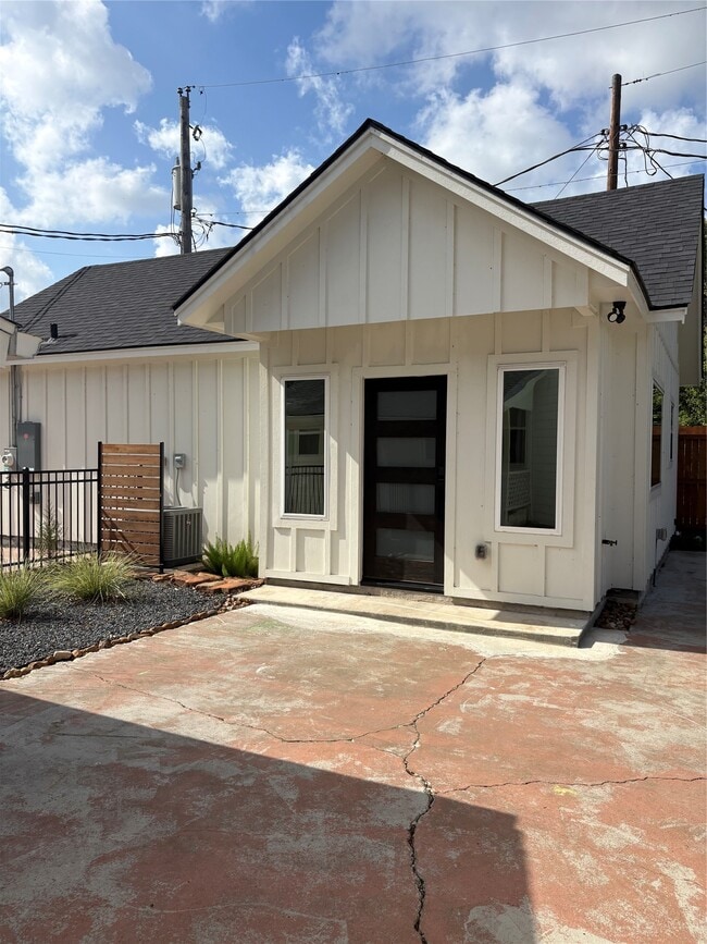 property at 405 E Mulberry St
