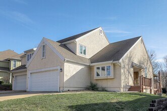 11409 W 112th Terrace in Overland Park, KS - Foto de edificio - Building Photo