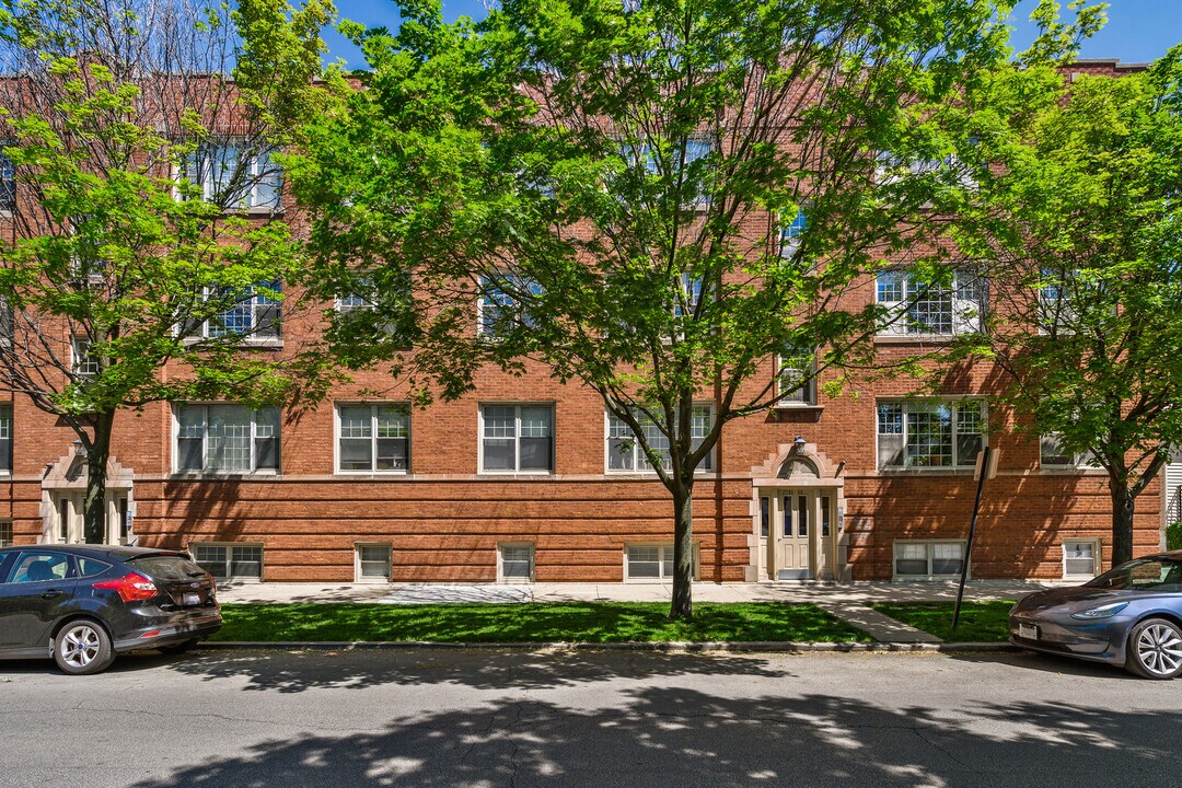 2546 W George St in Chicago, IL - Building Photo