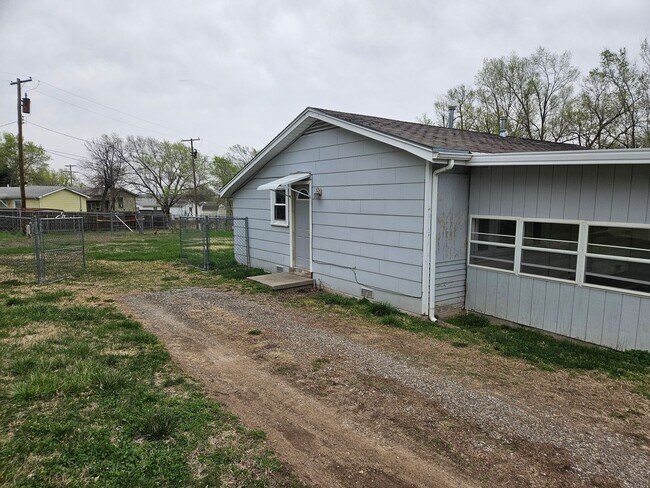 1236 Pershing Dr in Junction City, KS - Building Photo - Building Photo