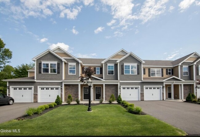 15 Clarice Ln in Cohoes, NY - Foto de edificio - Building Photo