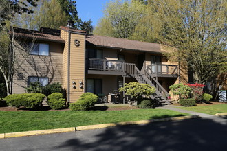 Woodlake Apartments in Kirkland, WA - Building Photo - Building Photo