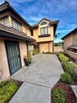 2323 Easthills Dr in Bakersfield, CA - Building Photo