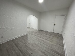 935 Catalonia Ave, Unit 9 in Coral Gables, FL - Building Photo - Building Photo