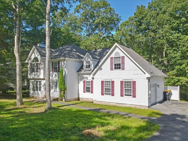 198 White Pine Trl in East Stroudsburg, PA - Building Photo - Building Photo