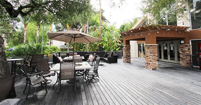 5510 Owensmouth Ave, Unit 320 in Woodland Hills, CA - Foto de edificio - Building Photo