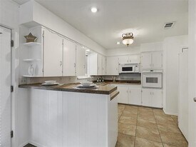 7022 Kingsbury Dr in Dallas, TX - Building Photo