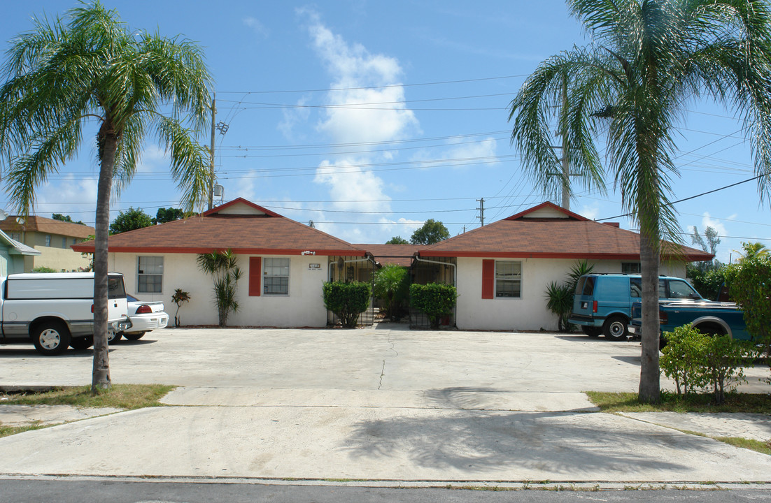 Ridge Court in Lake Worth, FL - Building Photo