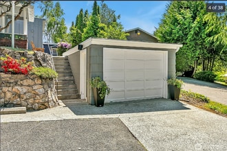 9024 29th St W in University Place, WA - Foto de edificio - Building Photo