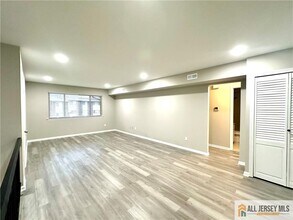 1310 Bradley Ct in Princeton, NJ - Foto de edificio - Building Photo