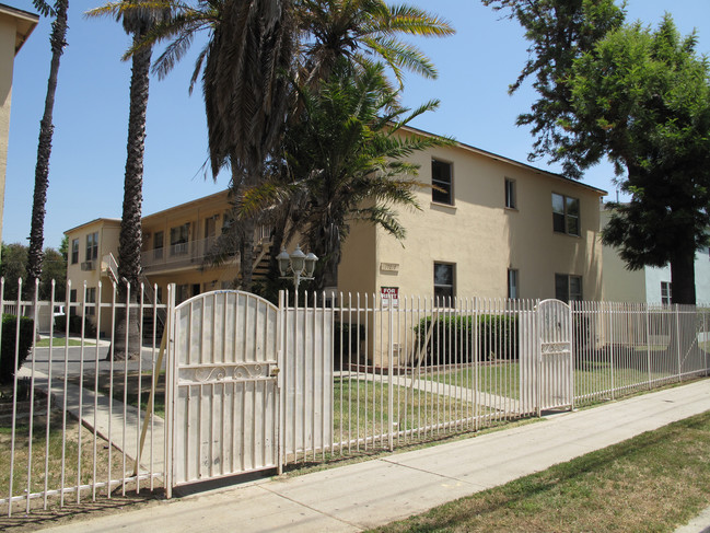 17025 Vanowen St in Van Nuys, CA - Building Photo - Building Photo