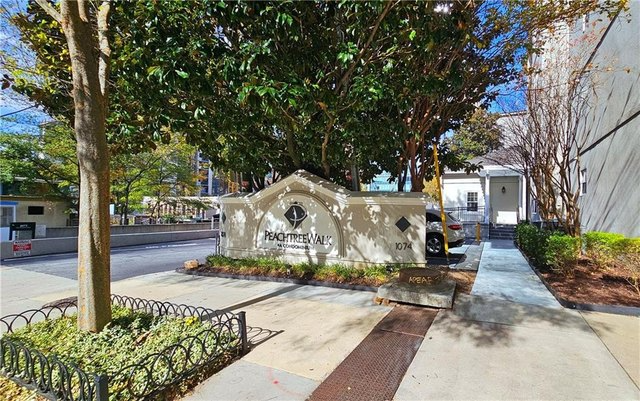 1074 Peachtree Walk NE in Atlanta, GA - Foto de edificio