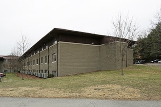 Parkledge Arms in North Versailles, PA - Foto de edificio - Building Photo