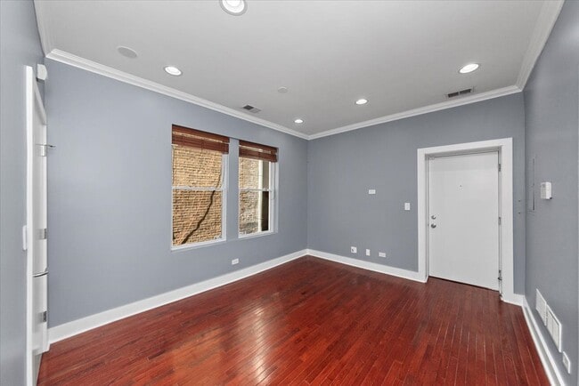 2052 N Campbell Ave, Unit 1W in Chicago, IL - Building Photo - Building Photo