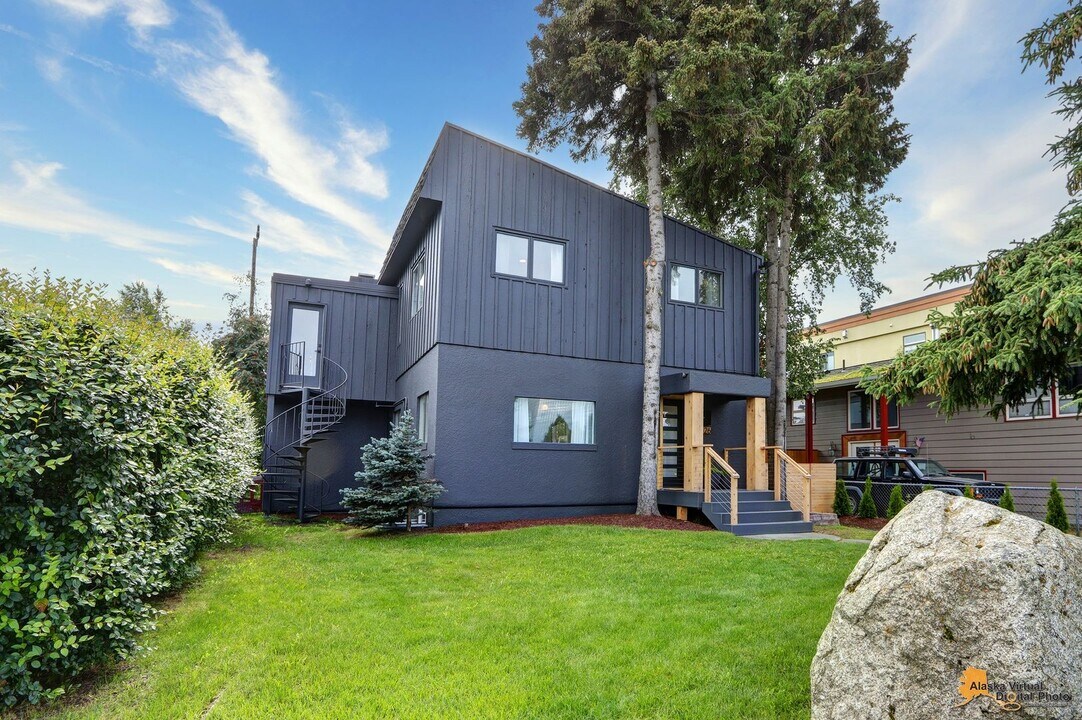 426 W 10th Ave in Anchorage, AK - Building Photo