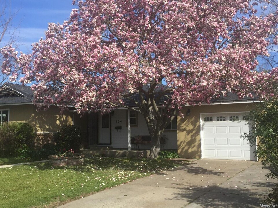 704 11th St in West Sacramento, CA - Building Photo
