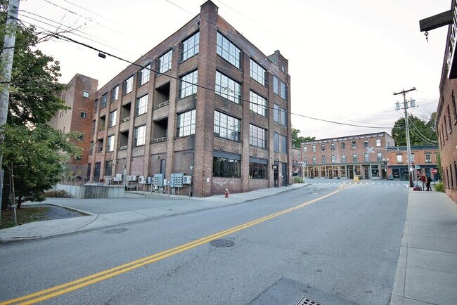 1 E Main St in Beacon, NY - Building Photo - Building Photo