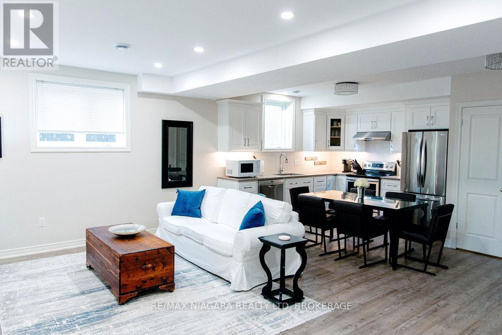 24 Abbott Pl in Pelham, ON - Building Photo