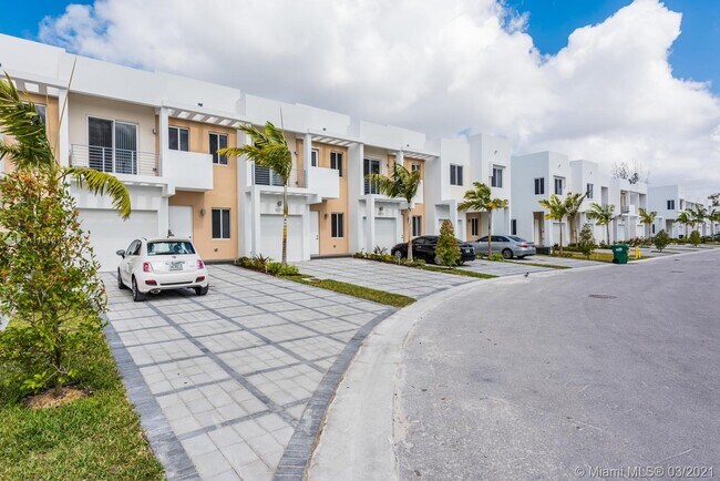 10279 NW 72nd Terrace-Unit -10279 in Doral, FL - Building Photo - Building Photo