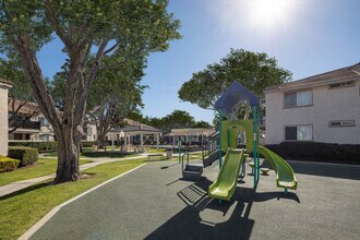 Somerset Apartments in Redlands, CA - Foto de edificio - Building Photo