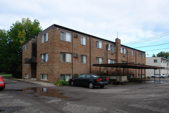 Camelot Apartments in Lansing, MI - Building Photo - Building Photo