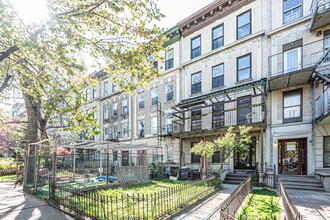 810 Eastern Pky in Brooklyn, NY - Building Photo - Building Photo