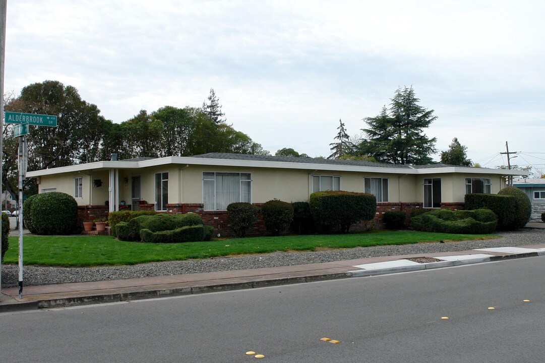 1635 Montgomery Dr in Santa Rosa, CA - Building Photo