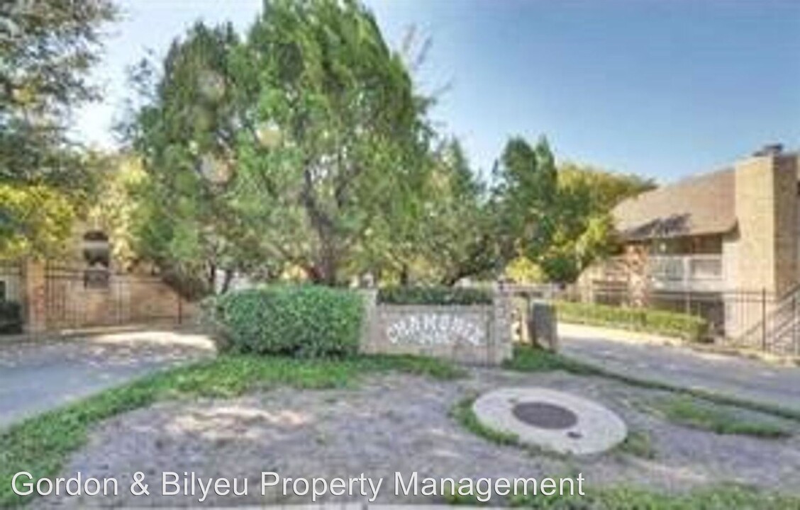 2450 Wickersham Ln in Austin, TX - Building Photo