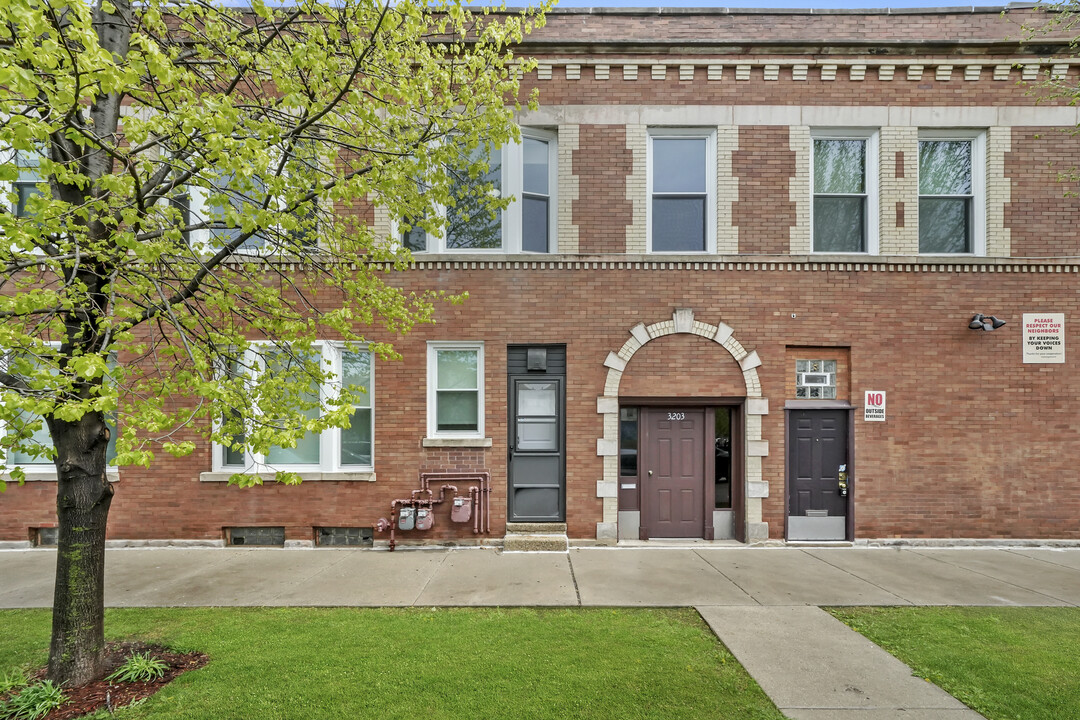 3556 W Belmont Ave in Chicago, IL - Building Photo