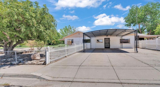 9402 Claremont Ave NE, Unit Unit B in Albuquerque, NM - Building Photo - Building Photo