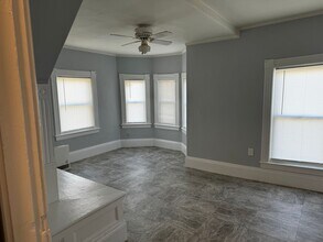 63 Mt Vernon St-Unit -63 Mt. Vernon Street - Unit #3 / Third Floor in Lowell, MA - Building Photo - Building Photo