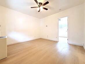 727 E 81st St in Los Angeles, CA - Building Photo - Building Photo