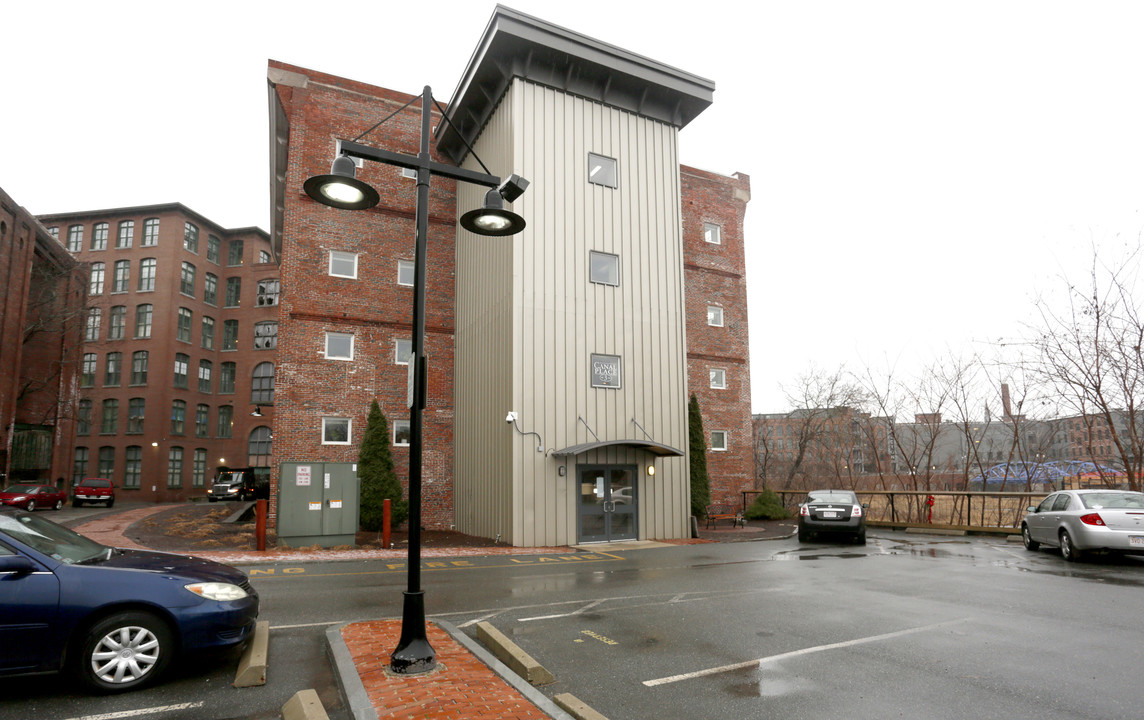 Canal Place in Lowell, MA - Foto de edificio