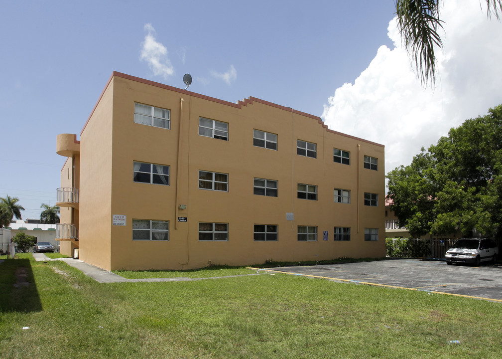 Bryan Apartments in North Miami Beach, FL - Foto de edificio