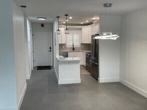 3605 NE 32nd Ave, Unit 209a in Fort Lauderdale, FL - Foto de edificio - Building Photo