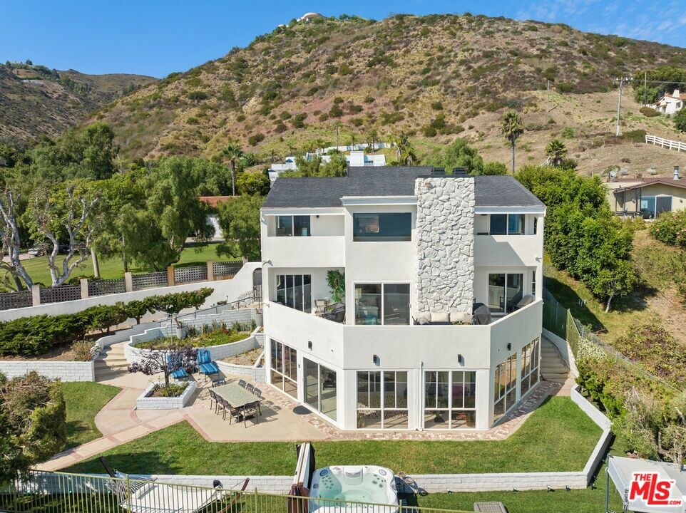 31271 Bailard Rd in Malibu, CA - Foto de edificio