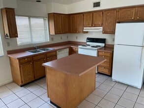 2536 N Corinthian Garden Dr, Unit Corinthian gardens in Nogales, AZ - Foto de edificio - Building Photo