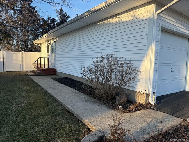 15 Donald St in Port Jefferson Station, NY - Building Photo - Building Photo