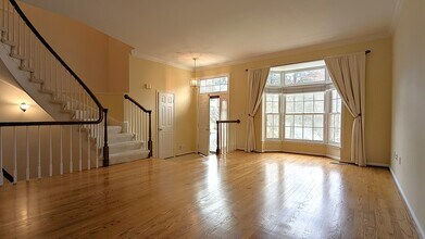 1379 Heritage Oak Way in Reston, VA - Foto de edificio - Building Photo