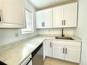 4071 N Dixie Hwy in Oakland Park, FL - Building Photo - Building Photo