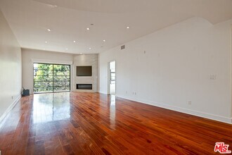 8788 Shoreham Dr in West Hollywood, CA - Building Photo - Building Photo