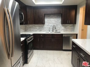 8162 Manitoba St-Unit -111 in Los Angeles, CA - Building Photo - Building Photo