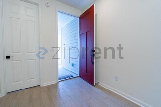 5823 Tomahawk Lake Dr in Jacksonville, FL - Foto de edificio - Building Photo