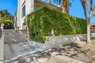 613 Westmount Dr, Unit 611 in West Hollywood, CA - Building Photo - Building Photo