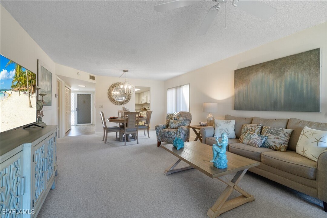 95 St Andrews Blvd in Naples, FL - Building Photo